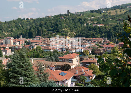 Italien, Panorama der Weinberge des Piemont: Langhe-Roero und Monferrato auf der Liste des Weltkulturerbes der UNESCO. Panorama von Santo Stefano Belbo Italien, Piedmo Stockfoto