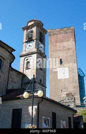 Italien, Panorama der Weinberge des Piemont: Langhe-Roero und Monferrato auf der Liste des Weltkulturerbes der UNESCO. Die Kirche und der Turm in Barbaresco villag Stockfoto
