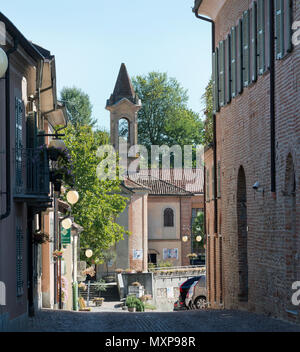 Italien, Panorama der Weinberge des Piemont: Langhe-Roero und Monferrato auf der Liste des Weltkulturerbes der UNESCO: eine alte Kirche in Barbaresco village Italien, Pi Stockfoto