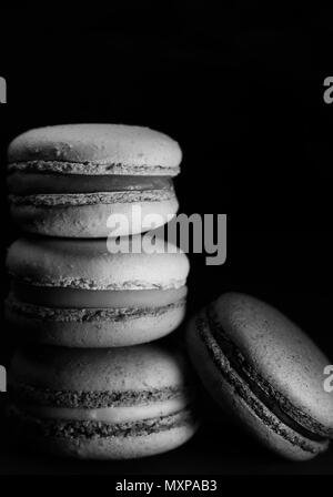 Schöne schwarze und weiße Makronen essen Foto close up Stockfoto