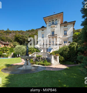 Schöne klassische Villa umgeben von einem Park, im Freien Stockfoto