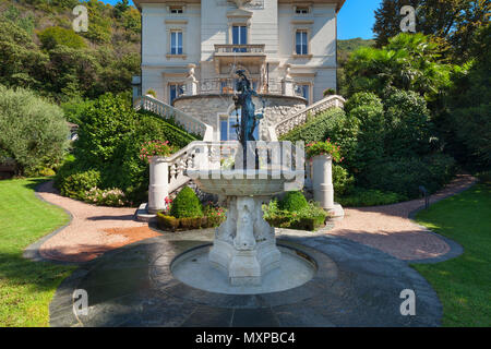 Schöne klassische Villa umgeben von einem Park, im Freien Stockfoto