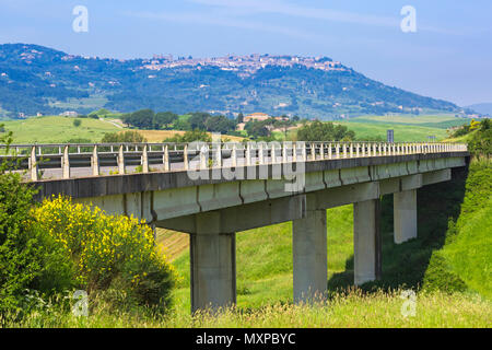 Brücke für den Verkehr in der Nähe von San Quirico d'Orcia, in der Nähe von Pienza, Toskana, Italien im Mai Stockfoto