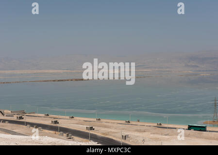 Einsame Landschaft des Totes Meer, Israel. Jordanien auf der anderen Seite des Sees Stockfoto