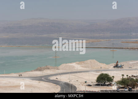 Einsame Landschaft des Totes Meer, Israel. Jordanien auf der anderen Seite des Sees Stockfoto