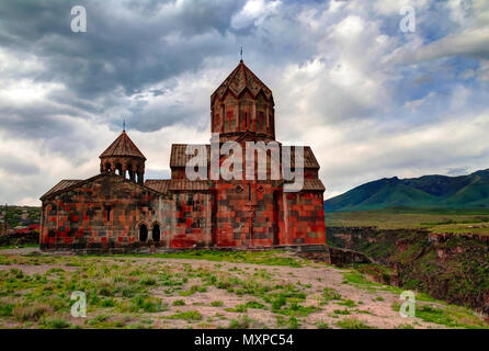 Außenansicht St. Hovhannes Karapet aka St. Johannes der Täufer Dom bei Hovhannavank Kloster, Ohanavan, Pasardschik Provinz, Armenien Stockfoto