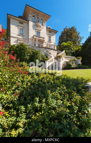 Schöne klassische Herrenhaus von einem Park umgeben. Stockfoto