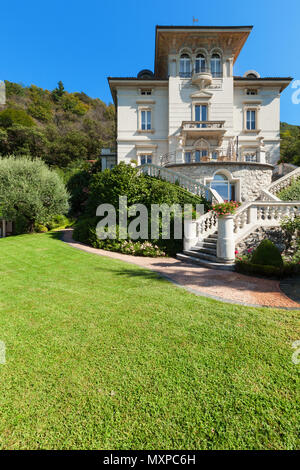 Schöne klassische Villa umgeben von einem Park, im Freien Stockfoto