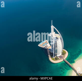 DUBAI, VAE - MÄRZ 2018: Luftaufnahme des Burj Al Arab Hotel in Dubai, einem der luxuriösesten Hotels der Welt. Stockfoto