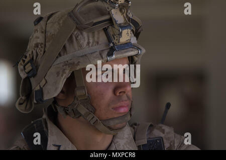 Lance Cpl. Justin Erazo-Brown sucht nach einem simulierten oppositionelle Kraft während der militärischen Operationen in urbanem Gelände Ausbildung bei der Marine Corps Air-Ground Bekämpfung Mitte Zwanzig - neun Palmen, Calif., Nov. 8, 2016. Erazo-Brown ist ein rifleman mit 1St Battalion, 2nd Marine Regiment, 2nd Marine Division. Die Einheit abgeschlossen integrierte Ausbildung Übung 1-17 in der Vorbereitung für eine bevorstehende Bereitstellung. (U.s. Marine Corps Foto von Lance Cpl. Juan A. Soto-Delgado) Stockfoto