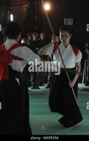 Us-Armee Soldaten erhalten Unterricht auf Naginata während in einen kulturellen Austausch Veranstaltung teilnehmenden während Yama Sakura (YS) 71. Naginata ist eine von vielen kulturellen Austausch Veranstaltungen der Japan Masse Verteidigung-kraft (JGSDF) Mitglieder host für die US-Armee. Yama Sakura ist eine jährliche bilaterale Übung mit dem JGSDF und US-Militär. Der Zweck der Übung ist es, den USA und Japan der Bekämpfung des Bereitschaft und die Interoperabilität zu verbessern, während der Ausbau der bilateralen Beziehungen und die Demonstration USA lösen die Interessen der Verbündeten und Partnern in der Indo-Asia-Pazifik-Region zu unterstützen. (U Stockfoto