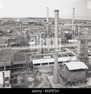 1960, historische, Blick über eine Ölraffinerie in Saudi-Arabien, zeigt die große Destillationskolonnen in der chemischen Verarbeitung des Rohöls verwendet. Stockfoto