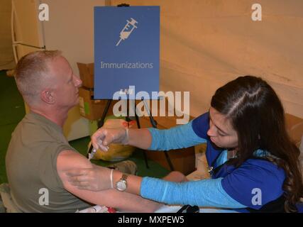 Us-Armee Brig. General David Elwell, 311 Expeditionary Sustainment Command kommandierender General, ist mit einem grippeimpfstoff am Fort Irwin National Training Center November 19 injiziert, bei einem gemeinsamen Feld Übung, während ein Triebzug Ausbildung (MUTA) 8 4-tägigen Schlacht Montage durchgeführt wurde, in denen die gemeinsame Aus- und Fortbildung Veranstaltungen sowie individuelle Bereitschaft für die ärztliche Bereitschaft und Schusswaffen Qualifizierung konzentriert. Bekämpfung der Bereitschaft, weiterhin eine hohe Priorität für die US-Armee finden Einheiten in der Armee. (U.S. Armee Foto von Cpt. Fernando Ochoa) Stockfoto