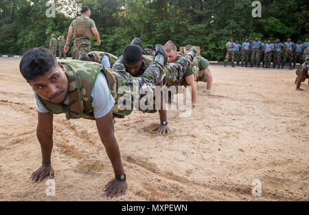 TRINCOMALEE, Sri Lanka (Nov. 25, 2016) USA und eine Sri Lankan Marines Ausführen einer Gruppe pushup während ein Theater Sicherheit Zusammenarbeit Engagement in Sri Lanka Naval Base, Trincomalee, Nov. 25, 2016. Während die körperliche Ausbildung, USA und Sri Lanka Marines ihre Truppen und ausgebildet an der Seite integriert. Die 11 Marine Expeditionary Unit, Teil der Makin Island amphibischen bereit, Gruppe, arbeitet im Bereich der US-7 Flotte der Verantwortung für Sicherheit und Stabilität in der Indo-Asia-Pazifik-Region. (U.S. Marine Corps Foto von Lance Cpl. Zachery Laning/Freigegeben) Stockfoto