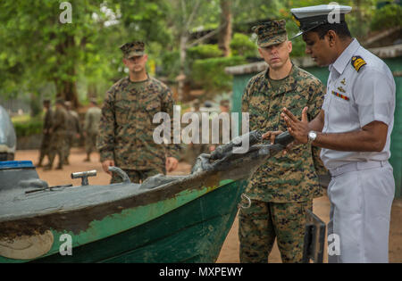 TRINCOMALEE, Sri Lanka (Nov. 25, 2016) Eine Sri Lankan Marineoffizier erklärt einige Sri Lankan Seefahrtsgeschichte zu Sgt. Maj. Eric Shaffer, der Sergeant Major von Bataillon Landung Team 1 Mrd., 4 Marines, 11 Marine Expeditionary Unit, während ein Theater Sicherheit Zusammenarbeit Engagement in Sri Lanka Naval Base, Trincomalee, Nov. 25, 2016. Die 11 MEU, Teil der Makin Island amphibischen bereit, Gruppe, arbeitet im Bereich der US-7 Flotte der Verantwortung für Sicherheit und Stabilität in der Indo-Asia-Pazifik-Region. (U.S. Marine Corps Foto von Lance Cpl. Zachery Laning/Freigegeben) Stockfoto