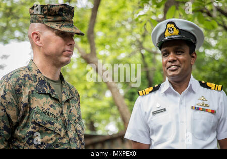 TRINCOMALEE, Sri Lanka (Nov. 25, 2016) Eine Sri Lankan Marineoffizier spricht mit Sgt. Maj. Eric Shaffer, der Sergeant Major von Bataillon Landung Team 1 Mrd., 4 Marines, 11 Marine Expeditionary Unit, über Sri Lankan Seefahrtsgeschichte während ein Theater Sicherheit Zusammenarbeit Engagement in Sri Lanka Naval Base, Trincomalee, Nov. 25, 2016. Die 11 MEU, Teil der Makin Island amphibischen bereit, Gruppe, arbeitet im Bereich der US-7 Flotte der Verantwortung für Sicherheit und Stabilität in der Indo-Asia-Pazifik-Region. (U.S. Marine Corps Foto von Lance Cpl. Zachery Laning/Freigegeben) Stockfoto