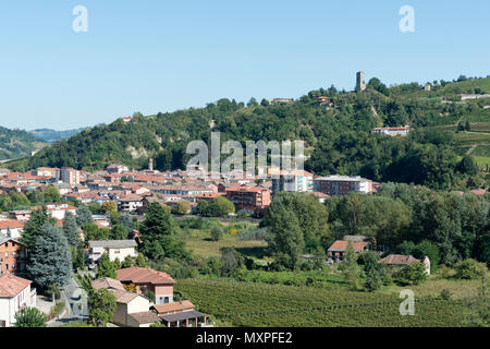 Italien, Panorama der Weinberge des Piemont: Langhe-Roero und Monferrato auf der Liste des Weltkulturerbes der UNESCO: Blick von Santo Stefano Belbo, Piemont, Italien Stockfoto