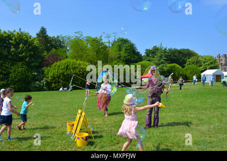 Kugelparade machen Seifenblasen der Massen bei den jährlichen Sherborne Castle Country Fair, Sherbourne, Dorset, England zu unterhalten. Stockfoto