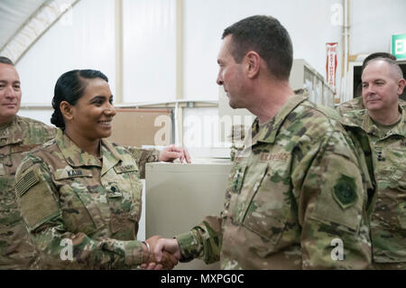 Allgemeine Joseph L. Lengyel, der 28 Leiter der National Guard Bureau, präsentiert eine Münze zu Spc. Sukhreet Kaur, der 369 Spezielle Truppen Bataillon, im Camp Arifjan, Kuwait, Nov. 25, 2016. Bei seinem Besuch, Lengyel, statt ein Town Hall Meeting und bereiste die 369 Sustainment Brigade. (U.S. Army National Guard Foto von Sgt. Jeremy Bratt) Stockfoto