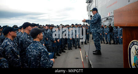 MAYPORT, Fla (Nov. 23, 2016) - Kapitän James Midkiff, kommandierender Offizier der Amphibisches Schiff USS Iwo Jima (LHD7), Adressen der Crew nach einem frocking Zeremonie auf dem Schiff Flight Deck. Iwo Jima vor Kurzem kehrte zu ihrem Heimathafen in Veteranen Woche nach New York City 2016 Teilnehmenden der Service für alle unsere Nation Veteranen zu ehren. (U.S. Marine Foto von Petty Officer 3. Klasse Jess E. Toner/Freigegeben) Stockfoto