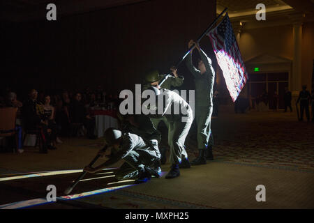 Marines mit Hauptsitz Bataillon reenact die Fahne heben von Iwo Jima während des HQBN 241 Marine Corps Geburtstag Ball im Caesar's Palace in Las Vegas, Nevada, November 19th, 2016. (Offizielle Marine Corps Foto von Lance Cpl. Dave Flores/Freigegeben) Stockfoto