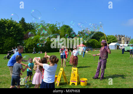 Kugelparade machen Seifenblasen der Massen bei den jährlichen Sherborne Castle Country Fair, Sherbourne, Dorset, England zu unterhalten. Stockfoto