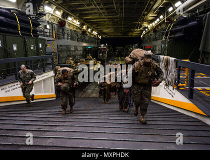 161125-N-LR 795-123 TRINCOMALEE, SRI LANKA (Nov. 25, 2016) Marines auf den 11 Marine Expeditionary Unit (MEU) Rückkehr in die amphibious Transport dock Schiff USS Somerset LPD (25) nach Abschluss eines Theater Sicherheit Zusammenarbeit Austausch mit der srilankischen Armee angehängt. Somerset und schiffte sich 11 MEU durchgeführt, um den Austausch mit Sri Lankan Kräfte, um taktische Fähigkeiten und Katastrophenhilfe Fähigkeiten verbessern und die Stärkung der Beziehung zwischen den zwei Kräfte (U.S. Marine Foto von Petty Officer 3. Klasse Amanda Chavez/Freigegeben) Stockfoto