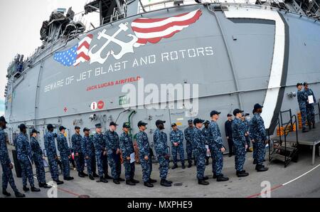 MAYPORT, Fla (Nov. 23, 2016) - Neu - gefördert Matrosen bereiten Hände mit Kapitän James Midkiff zu schütteln, kommandierender Offizier der Amphibisches Schiff USS Iwo Jima (LHD7), während einer Zeremonie am frocking Flight Deck des Schiffes. Iwo Jima vor Kurzem kehrte zu ihrem Heimathafen in Veteranen Woche nach New York City 2016 Teilnehmenden der Service für alle unsere Nation Veteranen zu ehren. (U.S. Marine Foto von Petty Officer 3. Klasse Jess E. Toner/Freigegeben) Stockfoto