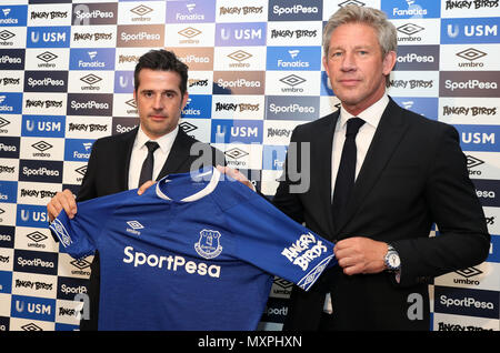 Neue Everton manager Marco Silva und Everton Direktor der Fußball Marcel Marken während der Pressekonferenz im Finch Farm, Liverpool. Stockfoto