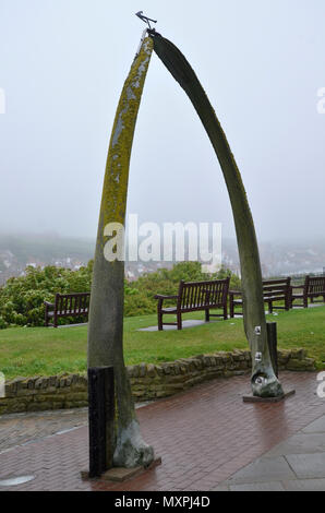 Die Fischbein Arch in Whitby, North Yorkshire,; ein Denkmal für die Verbindungen der Stadt mit der walfangindustrie Stockfoto