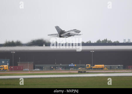 Ein Tornado GR4 zieht aus RAF Marham, da die Bauarbeiten an der Basis in Norfolk fort, vor der Ankunft der neuen F-35 B Blitz Stealth Fighter Jets später diese Woche. Stockfoto