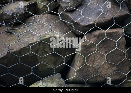 Gabionen Wand aus Stein und Stahl Stockfoto