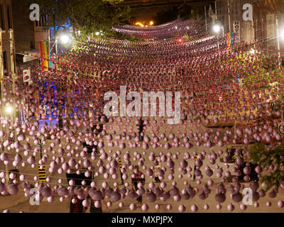 Quebec, Kanada.St. Catherine Street in Montreal's Gay Village in der Nacht Stockfoto