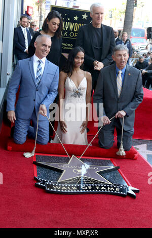 Zoe Saldana star Zeremonie auf dem Hollywood Walk of Fame in Los Angeles, Kalifornien. Mit: Mitch OFarrell, Mila Kunis, Zoe Saldana, James Cameron, Leron Gubler Wo: Los Angeles, Kalifornien, Vereinigte Staaten, wenn: 03. Mai 2018 Credit: Nicky Nelson/WENN.com Stockfoto