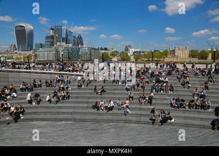 Mitarbeiter im Büro und Touristen genießen Sie warmen Sonnenschein in die Schaufel und in der Nähe der Tower Bridge wie Temperaturen, die zu erreichen sind 19 Grad Celsius in der Hauptstadt. Mit: Atmosphäre, Wo: London, Großbritannien Wann: 04. Mai 2018 Credit: Dinendra Haria/WANN Stockfoto