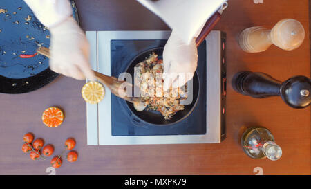 Dekorieren Meeresfrüchte Paella mit Zitrone Stockfoto