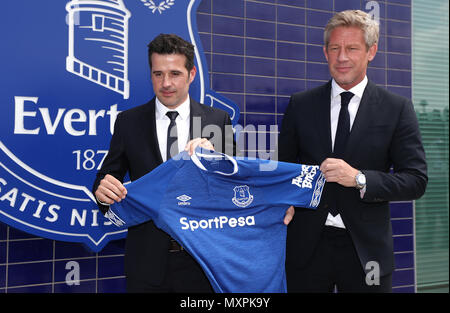 Neue Everton manager Marco Silva und Everton Direktor der Fußball Marcel Marken nach der Pressekonferenz im Finch Farm, Liverpool. Stockfoto