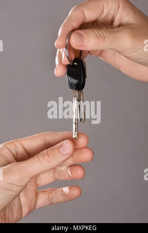 Übergabe von Schlüsseln aus einer Hand zu einem anderen Stockfoto