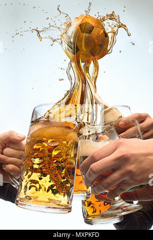 Die vielen männlichen Händen mit Tassen Bier Toasten in Studio weißen Hintergrund. Sport, Ventilator, Bar, Pub, Feier, Fußball-Fußball-Konzept. Stockfoto