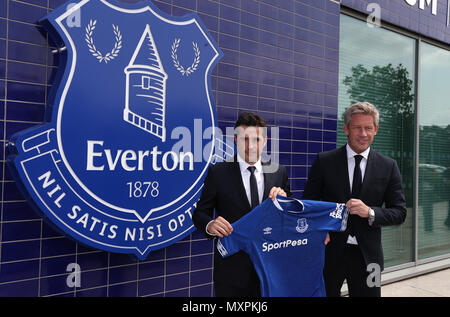 Neue Everton manager Marco Silva und Everton Direktor der Fußball Marcel Marken nach der Pressekonferenz im Finch Farm, Liverpool. Stockfoto