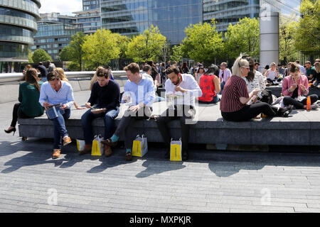 Mitarbeiter im Büro und Touristen genießen Sie warmen Sonnenschein in die Schaufel und in der Nähe der Tower Bridge wie Temperaturen, die zu erreichen sind 19 Grad Celsius in der Hauptstadt. Mit: Atmosphäre, Wo: London, Großbritannien Wann: 04. Mai 2018 Credit: Dinendra Haria/WANN Stockfoto