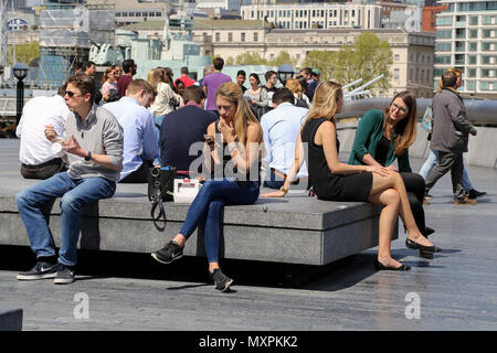 Mitarbeiter im Büro und Touristen genießen Sie warmen Sonnenschein in die Schaufel und in der Nähe der Tower Bridge wie Temperaturen, die zu erreichen sind 19 Grad Celsius in der Hauptstadt. Mit: Atmosphäre, Wo: London, Großbritannien Wann: 04. Mai 2018 Credit: Dinendra Haria/WANN Stockfoto