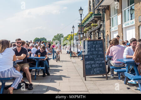 Die Menschen genießen das gute Wetter in den Biergärten auf der unteren Mall in Kensington außerhalb des Rutland Arms Pub und Auriol Kensington Ruderverein, Stockfoto