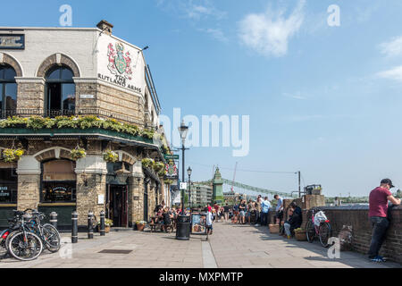 Die Rutland Arms Pub in Hammersmith, London ist damit beschäftigt, an einem heißen, sonnigen Tag. Stockfoto