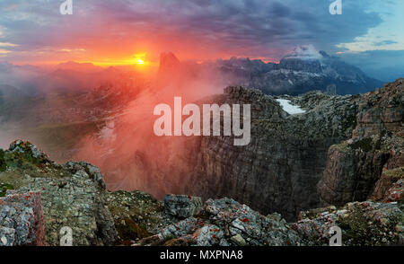 Dramatisch schönen Sonnenuntergang in Berg Stockfoto