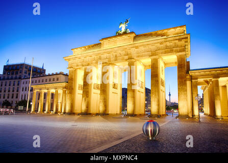 Mit Flutlicht beleuchteten Brandenburger Tor in Berlin - Symbol für Deutschland. Stockfoto