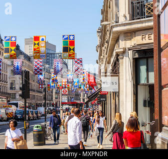 Regent Street, London W1 eine große Einkaufsstraße im Westen der Hauptstadt besetzt mit Touristen und Käufer an einem sonnigen Tag mit blauen Himmel Stockfoto