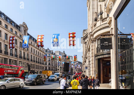 Regent Street, London W1 eine große Einkaufsstraße im Westen der Hauptstadt besetzt mit Touristen und Käufer an einem sonnigen Tag mit blauen Himmel Stockfoto