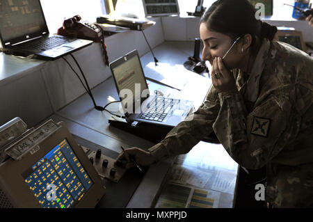 Spc. Gardenia Garibo, ein Air traffic control Operator mit der 1 Flugplatz Operations Battalion, 245Th Aviation Regiment, Eingänge Daten während einer inadvertant Instrument Meteorological Conditions Training im Camp Buehring, Kuwait Nov. 22, 2016. Garibo zusammen mit anderen Teammitgliedern koordinierte Masse und Bewegung der Luft und erleichterte die Kommunikation zwischen mehreren Antwort Agenturen während des Trainings. Stockfoto