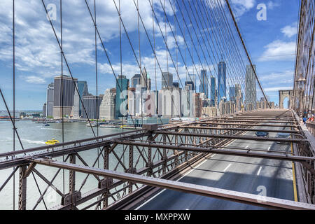 Blick über die Brooklyn Bridge In New York Stockfoto